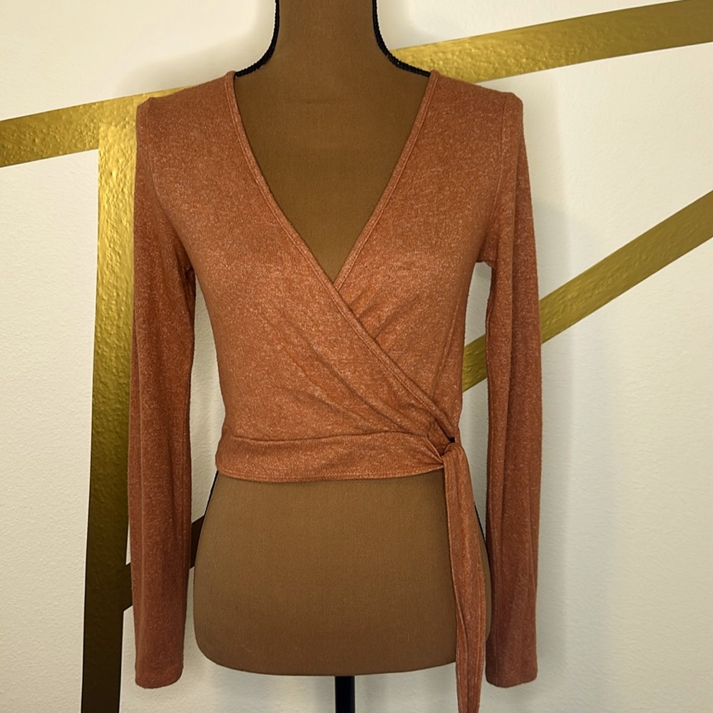 Forever 21 M long sleeve tie at the waist, deep V top.